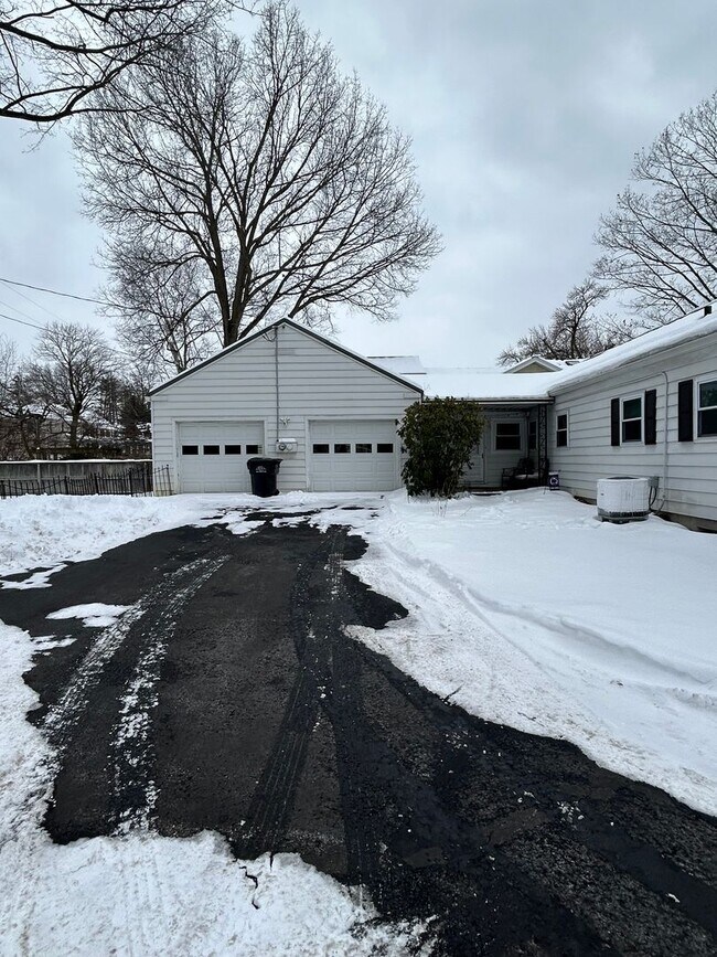 Building Photo - 4 Bed, 2 Bath House