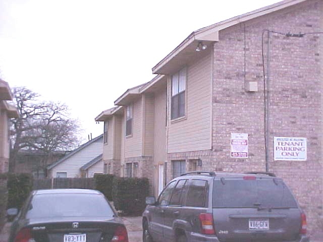 Building Photo - Double Tree Apartments