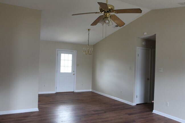 Foto del edificio - 804 Goodall Ave