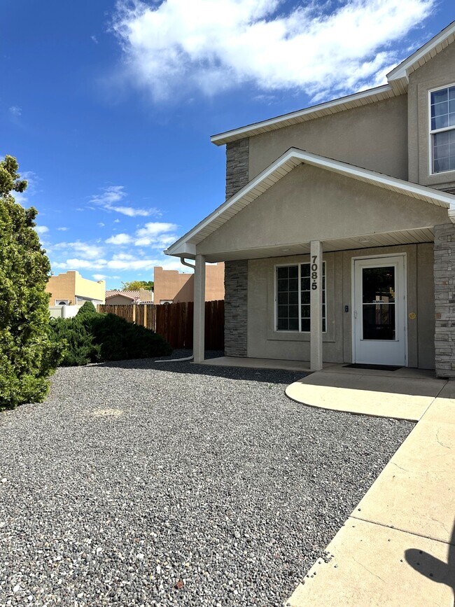 Foto del edificio - 708 1/2 Willow Creek Rd