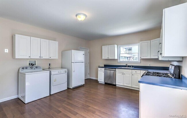 Foto del edificio - 679 Montauk Hwy