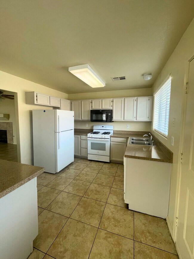 Foto del edificio - MOVE-IN READY 5BR/2.5BA SINGLE FAMILY HOME...