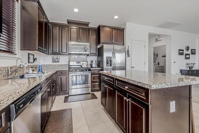 Foto del edificio - Gorgeous 3 Bedroom 2 Bath 2 Car Garage Sin...