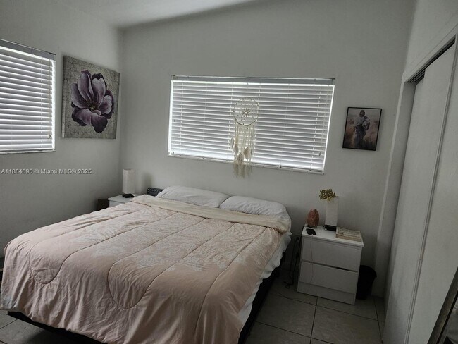Foto del edificio - 1585 NE 125th St