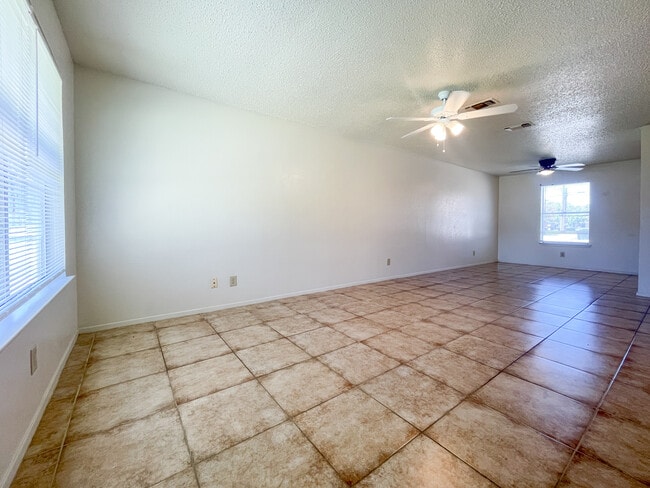 Building Photo - 105 Lindenwood Ln N