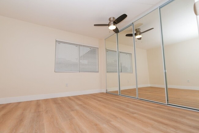 Building Photo - 563 S Fashion Park St