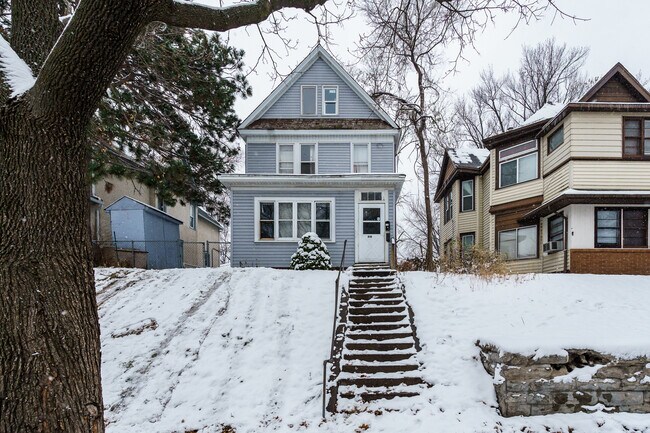Foto del edificio - 818 Edmund Ave W