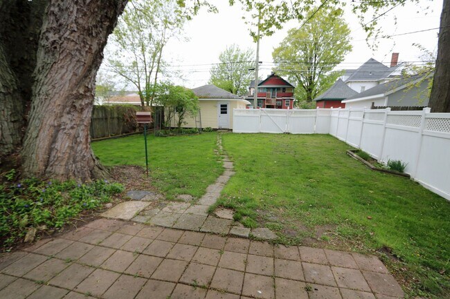 Foto del edificio - 3 Bed 1 Bath Downtown St. Joseph