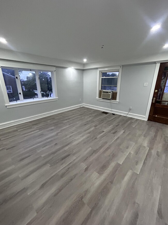 Building Photo - 1400 Beaumont Ave