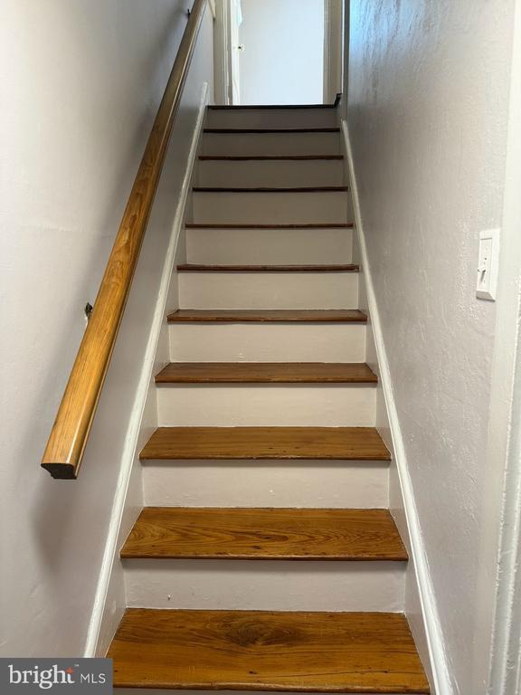 Building Photo - 813 River Rd