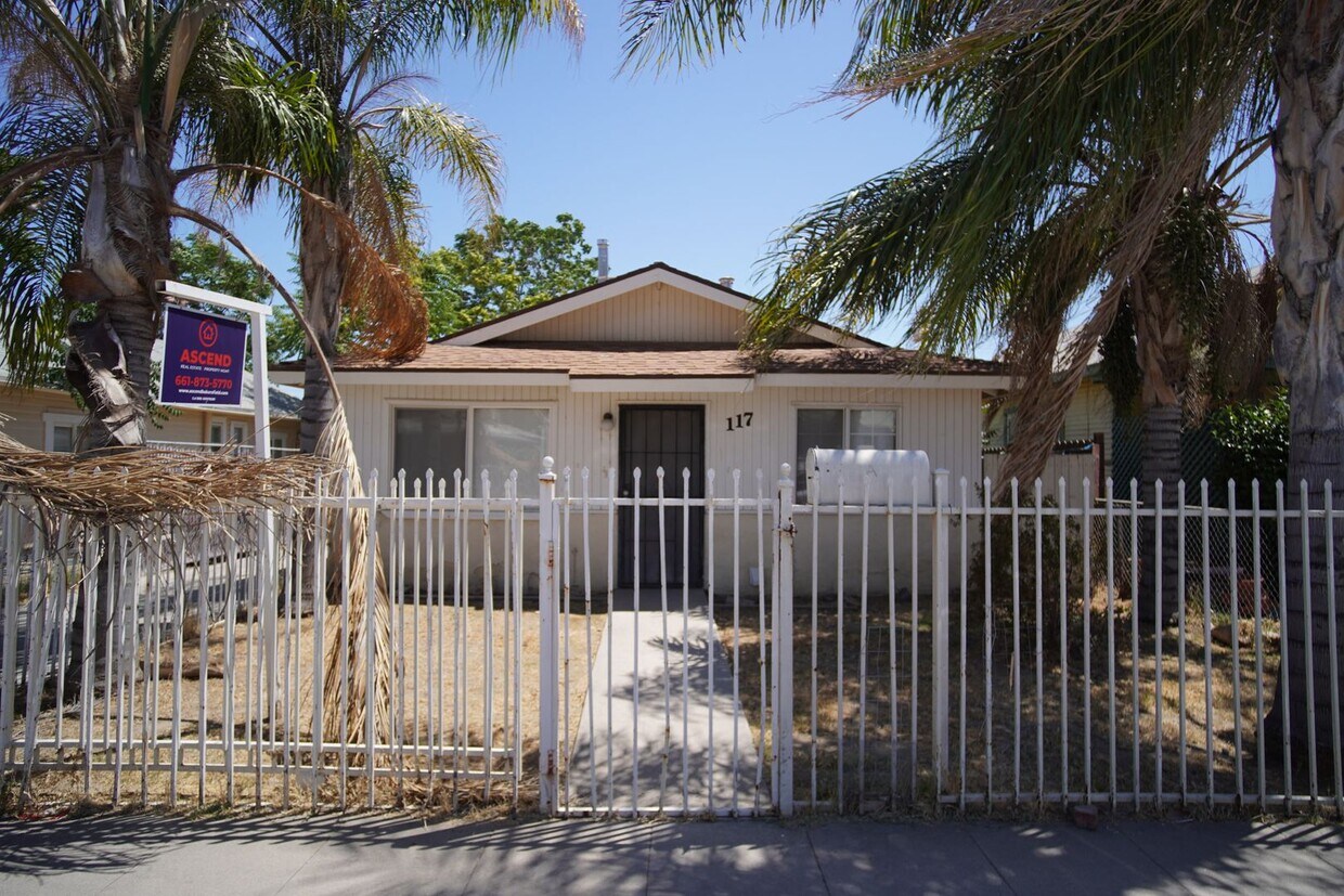 117 Woodrow Ave Unit A, Bakersfield, CA 93308 Room for Rent in Bakersfield, CA