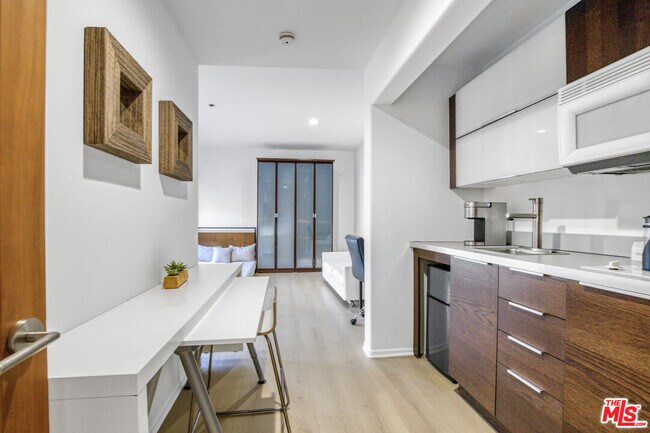 Foto del edificio - 1929 N Curson Ave