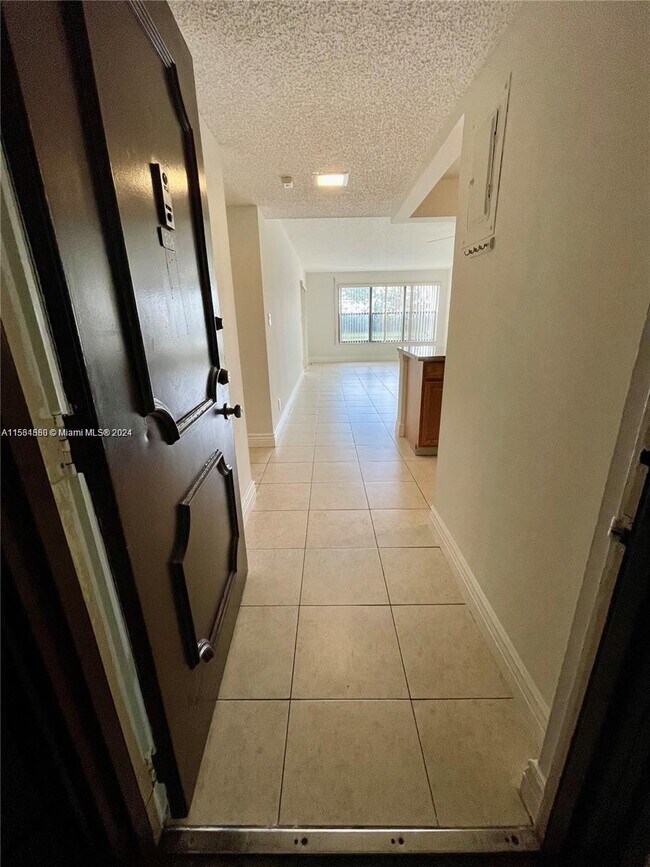 Building Photo - 2320 S Cypress Bend Dr
