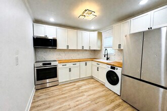 Building Photo - 711 W 44th St