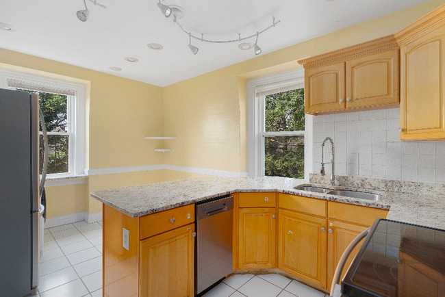 Building Photo - 77 Lloyd Ave