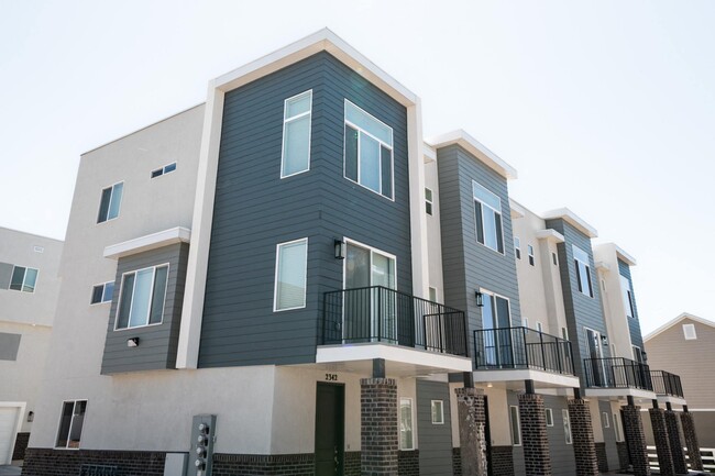 Foto del edificio - West Garden Townhomes