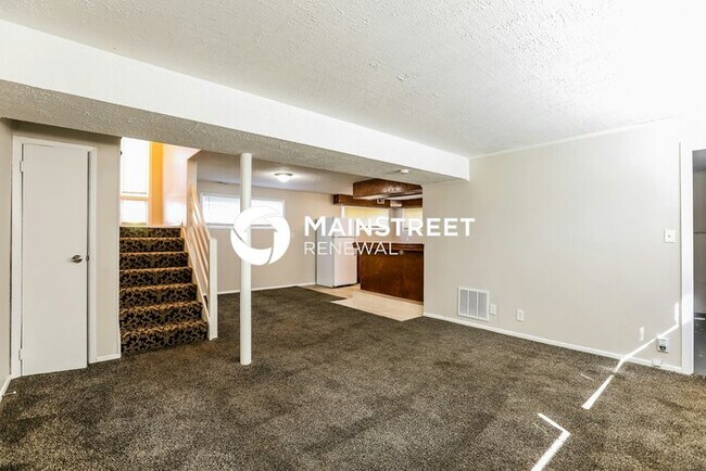 Foto del edificio - 4 Bedroom Pet-Friendly Home in KANSAS CITY, MO with Main Street Renewal