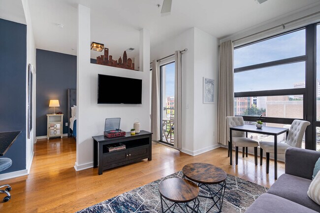 Sala de estar con Smart TV. Todas las obras de arte son de artistas locales. - 525 E 6th Street