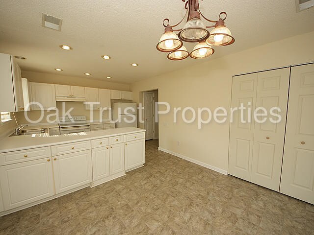 Foto del edificio - 9243 Ayscough Rd