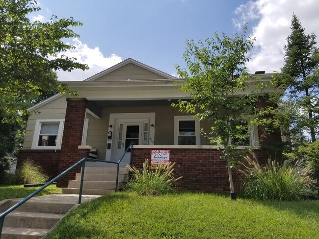 Building Photo - ***AUGUST 2027*** 5 Bed 2.5 Bath House Downtown