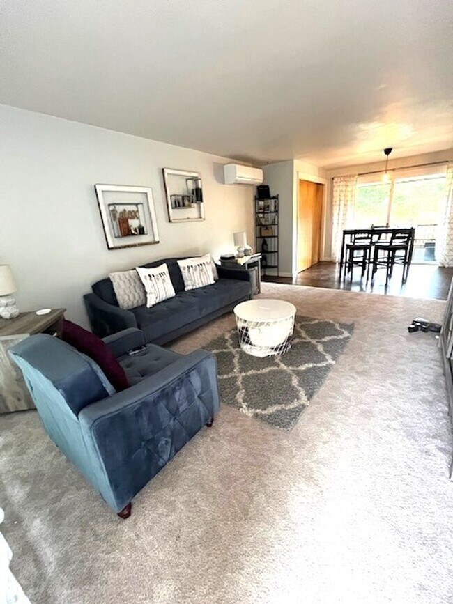 Building Photo - BEL240