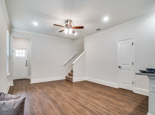 Building Photo - 10344 Lynwood Creek