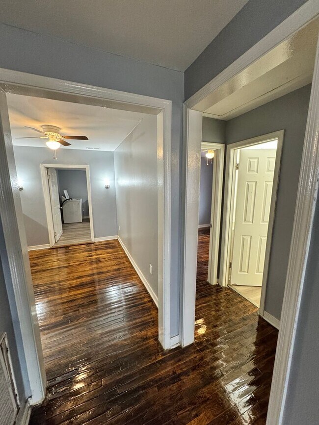 Foto del edificio - 3 bed house in Church Hill! Enjoy big yard, great location, hardwoods, central Ac, and laundry!