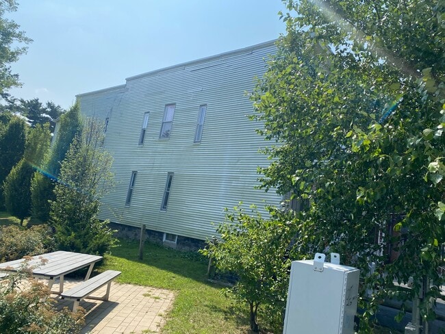 Building Photo - 864 Eastern Ave