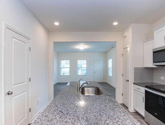 Building Photo - BEAUTIFUL 2 Bedroom Townhome in Midland - AVAILABLE January 2026