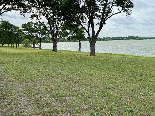 Direct lake views and access - 931 Pecan Point Ln