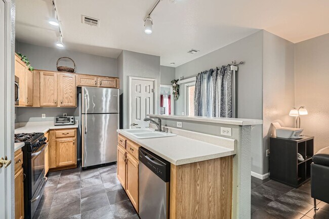 Foto del edificio - 2 Bedroom Townhome With 1 Car Garage Convenient To Nellis AFB and VA Hospital