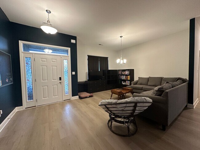 Foto del edificio - Minimum 6 month Lease! 4 Bedrooms all on l...