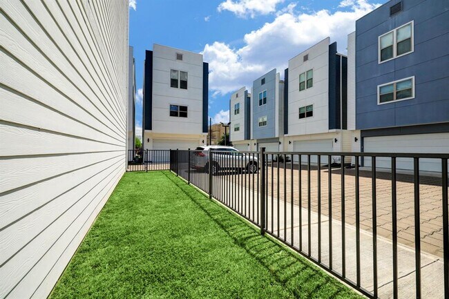 Building Photo - 2222 McGowen St