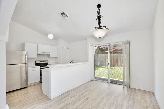 Foto del edificio - Beautiful 3/2 Home Recently Remodeled with...
