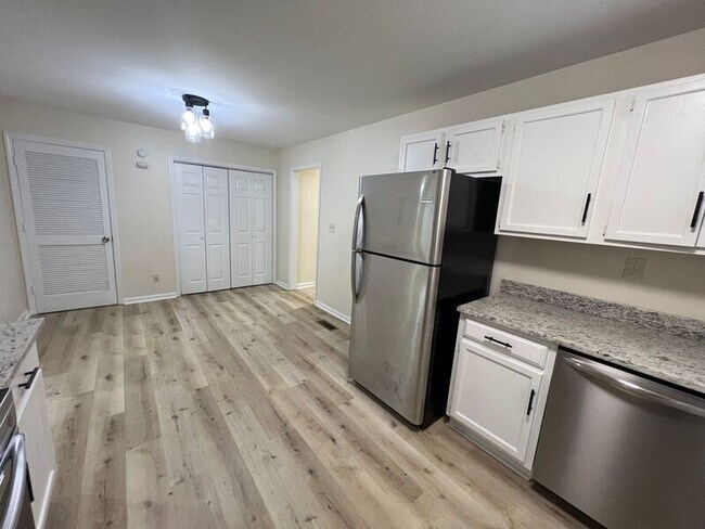 Building Photo - 9746 Williamsburg Dr