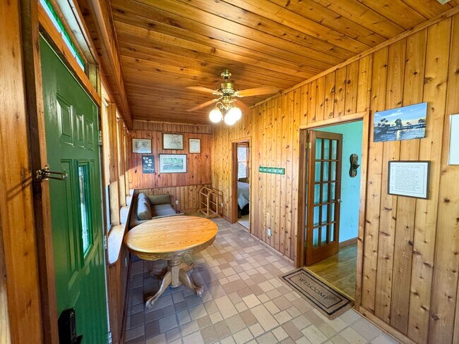 Foto del edificio - Lakefront Bungalow