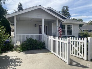 Building Photo - 320 E Nixon Ave