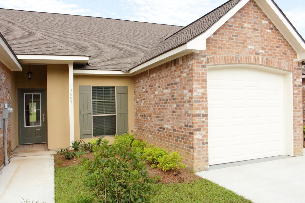 Primary Photo - Beautiful 2 bedroom townhouse in gated com...