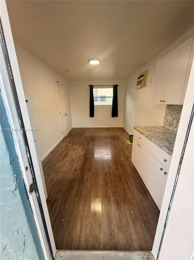 Building Photo - 236 SW 10th Ave