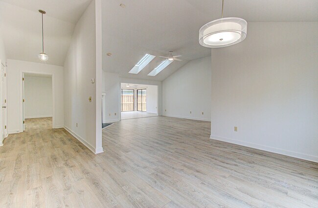Building Photo - 1110 Two Mile Cir W