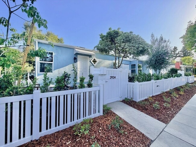 Building Photo - 2924 W Riverside Dr