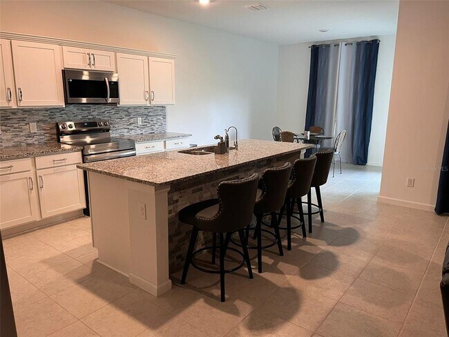 Foto del edificio - 379 Conway Ave
