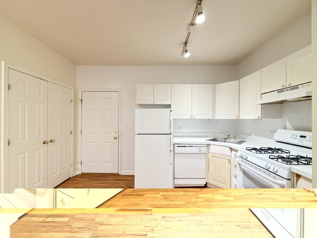 Building Photo - 909 W Dakin St