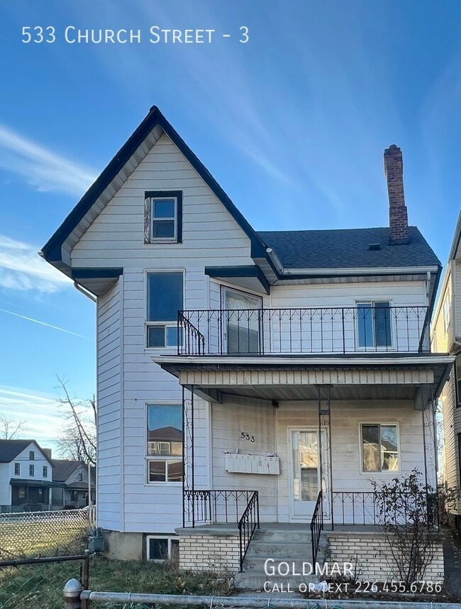 Photo du bâtiment - Bachelor Unit Available Immediately