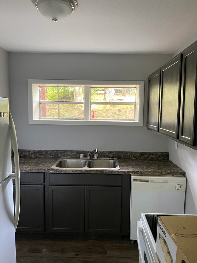 Building Photo - 155 Midway Dr