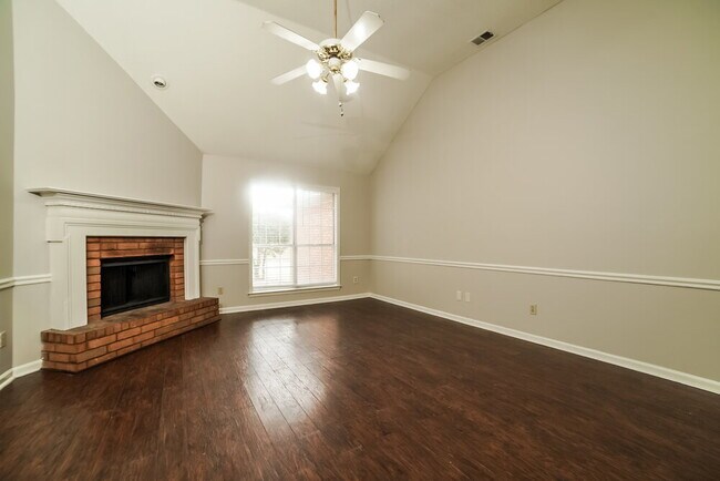 Foto del edificio - 5618 Heather View Dr