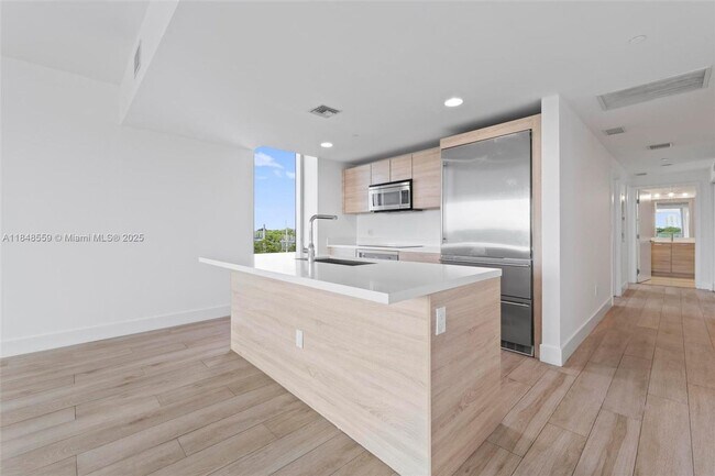 Building Photo - 16385 Biscayne Blvd
