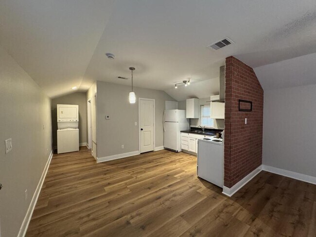 Building Photo - 8001 Brutus St