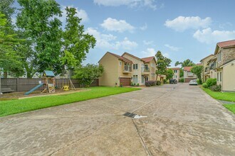 Building Photo - 11025 Robin Hood Ct