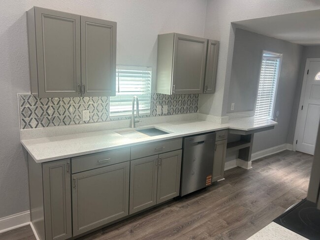 Foto del edificio - Remodeled North Hyde Park Bungalow